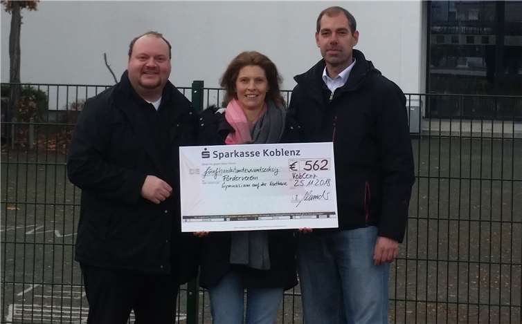 v.l.: Thorsten Schneider, Esther Skutnick und Rainer Ackermann mit dem Spendenscheck des Abiturjahrgangs 1997. privat