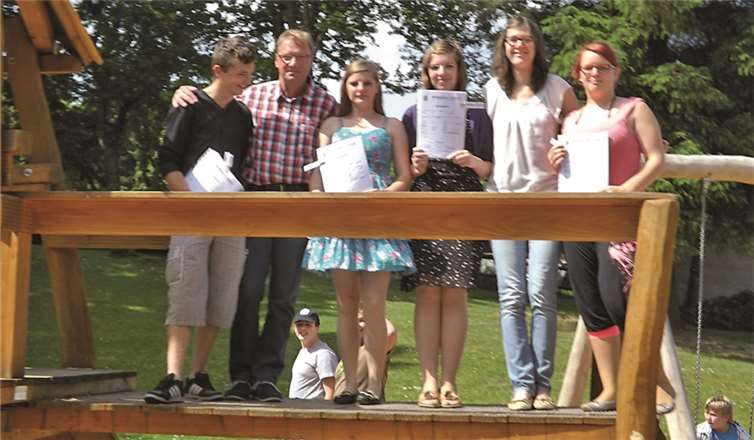 v.l. Tim Himmes, Klassenlehrer Bernd Wagner, Gianna Pelzer, Marijke Kinner, Referendarin Anne Diederich und Kim Löhr. Es fehlt Daniel Herter.privat