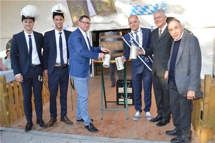 (v.l.) Tim Weber, Lukas Loga, Ortsvorsteher Axel Blumenstein, König Martin Doll, zweiter Vorsitzender Georg Weber und Pastor Johannes Steffens beim Fassanstich.  Fotos: AB