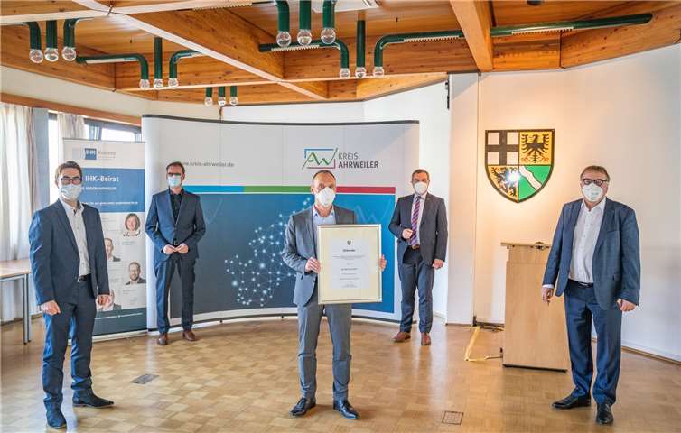 (v.l.): Tino Hackenbruch, Kreiswirtschaftsförderer, Alexander Kohnen, Vizepräsident und IHK-Beiratsvorsitzender für die Region Ahr, Dr. Bernd Greulich, scheidender Geschäftsführer der IHK-Regionalgeschäftsstelle, MdL Horst Gies und Landrat Dr. Jürgen Pföhler. Foto: Kreisverwaltung Ahrweiler / Bernhard Risse
