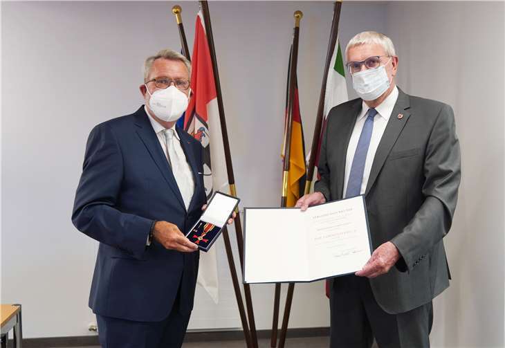 (v.l.) Träger des Bundesverdienstkreuzes am Bande Gerhard Schmitz-Porten und Landrat Sebastian Schuster. Foto: Rhein-Sieg-Kreis