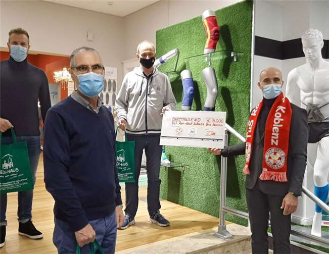 (v.l.) Trainer Heiner Backhaus (RWK), sportlicher Leiter Chris Noll (RWK), Mannschaftsarzt Prof. Dr. Peter-Wolfgang Billigmann (RWK), Björn Besse (GF MEDI-CENTER). Foto: privat