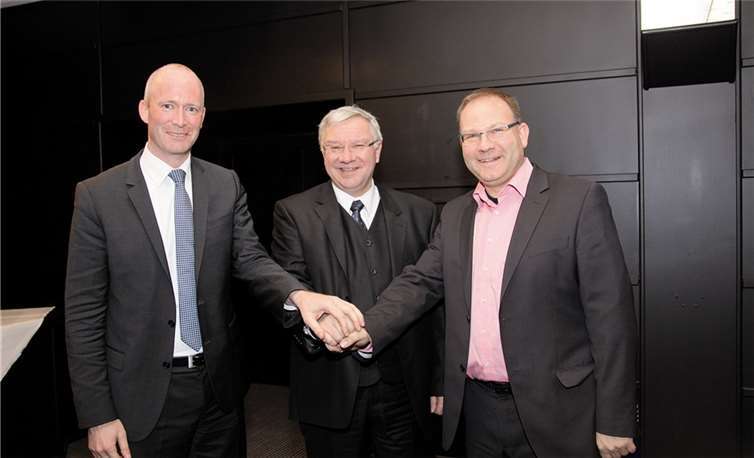 v.l TuS-Geschäftsführer Ulrich Schulte-Wissermann, Oberbürgermeister Prof. Dr. Hofmann Göttig,TuS Präsident Werner Hecker erzielten eine Übereinkunft über die Höhe der Stadionmiete undüber eine Stundung der Schulden der TuS bei der Stadt . TuS Koblenz