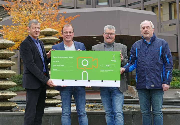 (v.l.) Über die Spende, überreicht durch Kommunalbetreuer Michael Dötsch von innogy, freuten sich Jörg Lempertz, Bürgermeister der Verbandsgemeinde Mendig, Hans-Peter Ammel, Stadtbürgermeister aus Mendig und Frank Neideck von Nachbar in Not. Foto: innogy