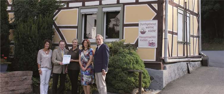 „Zum Sahrtal“ ist wanderfreundlicher Qualitätsgastgeber (.v.l.) Ulla Dismon, Heinz Schönewald, Andrea Heeg, Eva Flügge und Bürgermeister Achim Haag. Ahrtal-Tourismus
