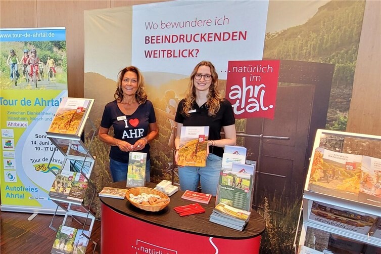 (v.l.) Ulla Hanf von der Verbandsgemeinde Altenahr und Jule Schmitz vom Ahrtal-Tourismus präsentierten bei der ADFC-Messe die aktuellen Möglichkeiten zum Radfahren und Wandern im Ahrtal.