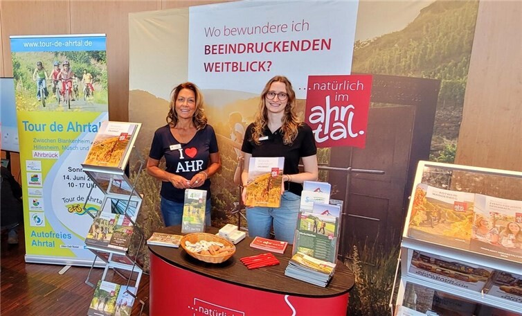 (v.l.) Ulla Hanf von der Verbandsgemeinde Altenahr und Jule Schmitz vom Ahrtal-Tourismus präsentierten bei der ADFC-Messe die aktuellen Möglichkeiten zum Radfahren und Wandern im Ahrtal.  Foto: VG Altenahr