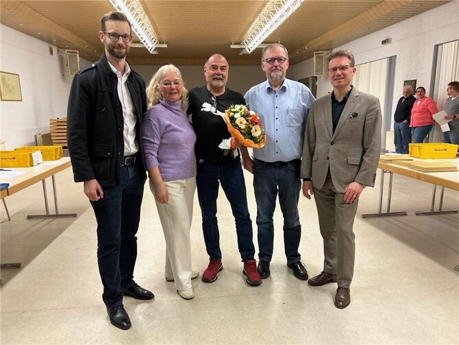 (v.l.) Ulrich Richter-Hopprich (Bürgermeister der VG Montabaur), Cornelia Baas (ehemalige Ortsbürgermeisterin von Unterhausen), Michael Karaski (frisch gewählter Ortsbürgermeister von Unterhausen), Siegfried Gilles (Erster Beigeordneter der Ortsgemeinde) und Tobias Panne (Erster Beigeordneter der VG Montabaur). (Bild: OG Untershausen / Bernd Veltin)