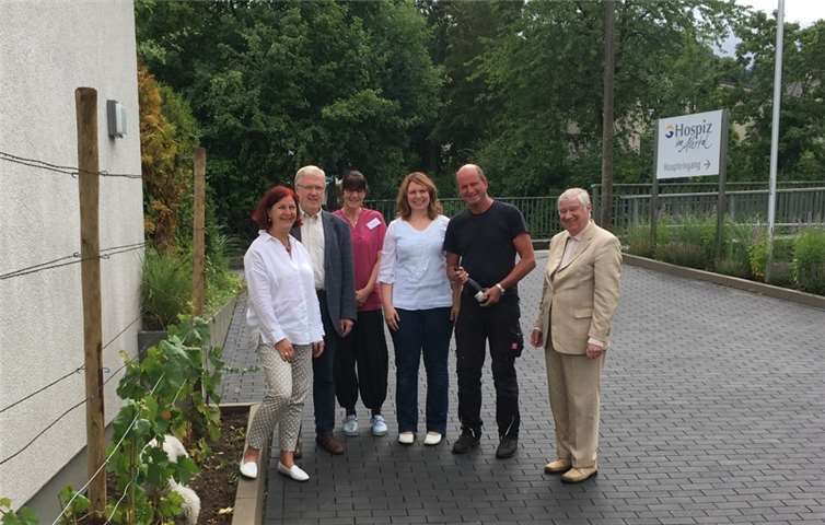 v.l. Ulrike Dobrowolny (Gesellschafterin der Hospiz im Ahrtal gGmbH), Christoph Drolshagen (Geschäftsführer der Hospiz im Ahrtal gGmbH), Yasmin Brost (Pflegedienstleitung des Hospizes), Patricia Felsberg (Hospizleitung), Winzer Frank Adeneuer, Dr. Gerhard KreuterHospiz im Ahrtal gGmbH