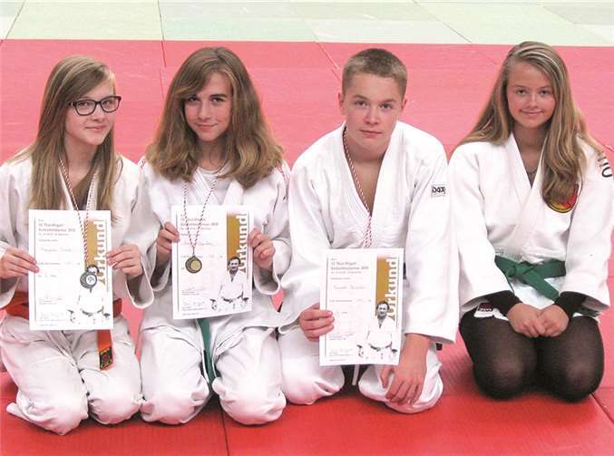 (v.l.) Urmitzer Judokas U16: Francesca Bräse, zweiter Platz; Annika Chandoni, erster Platz; Alexander Dergunov, dritter Platz und Celine Leufgen.privat