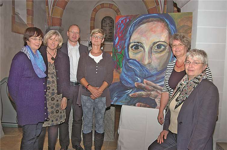 (v.l.): Ute Starrmann, Gleichstellungsbeauftragte der Verbandsgemeinde Puderbach, Barbara Beckmann, Mitarbeiterin im Verein TROTZDEM-LICHTBLICK, Pfarrer Wolfgang Eickhoff, Gudrun Winkler, Vorstand des Vereins TROTZDEM-LICHTBLICK, Heidetraut Kluckow, Künstlerin und Doris Eyl-Müller, Gleichstellungsbeauftragte des Landkreises Neuwied.  Privat