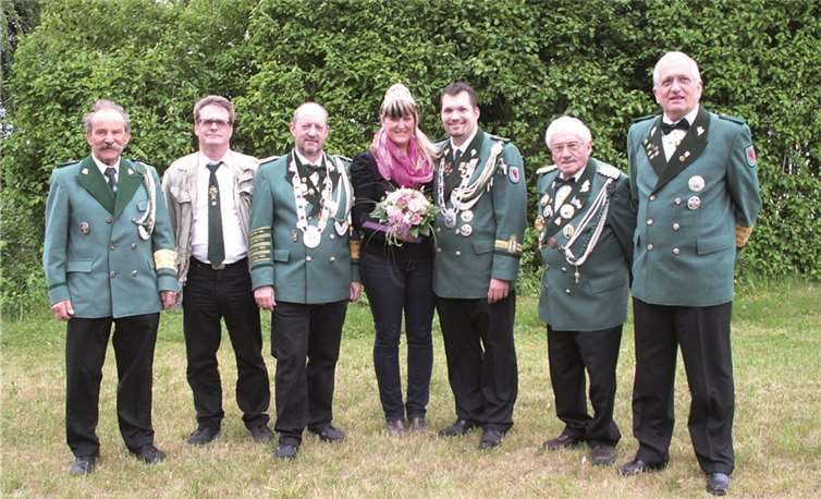 v.l. Uwe Lindehorst, Mike Vogel, Scheibenkönig Manfred Vomland , Schützenkönigin Nicole Sauerborn, Schützenkönig Andreas Sauerborn, Josef Hilger, Josef Sauerborn. Privat