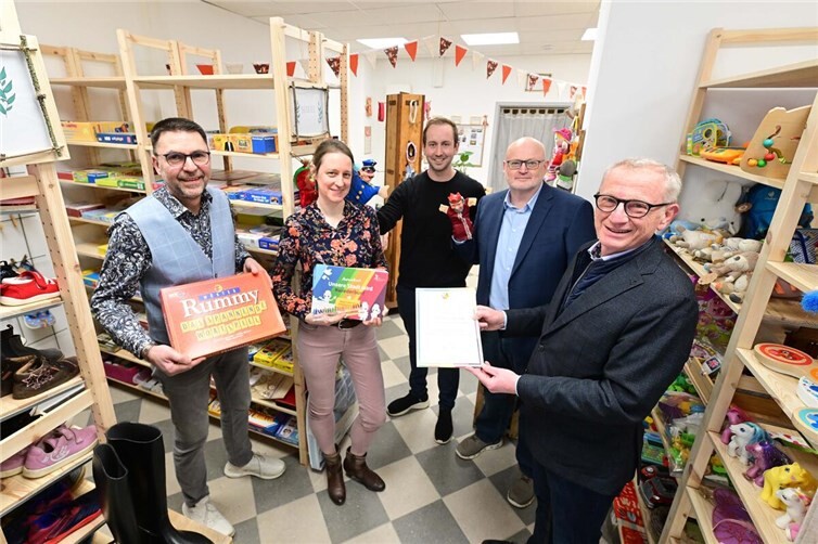 (v.l.) Volker Danko (Gewerbegemeinschaft), Hanna Feiser (Geschäft „Fox“), City-Manager Florian Hüsson, AMG-Geschäftsführer Andreas Lambeck und Bürgermeister Guido Orthen.
