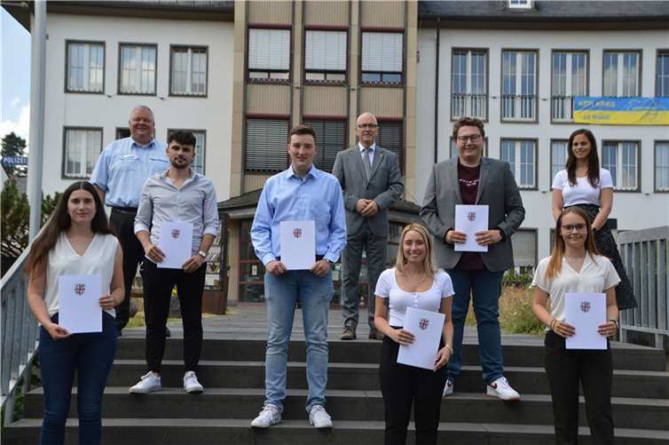 Beamtenanwärter beginnen ihre Ausbildung (v.l.) Vorderer Reihe die Anwärter: Teresa Welling, Isabell Verhagen und Lilly Flinsch; mittlere Reihe die Anwärter: Paul Dietz, Tim Geisen und Elias Wilbert; hintere Reihe: Personalratsvorsitzender Wolfgang Goeken, Oberbürgermeister Dirk Meid und Büroleiterin Jasmin Alter. Foto: Jaqueline Blang/Stadt Mayen