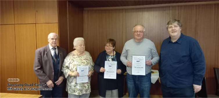 (v.l.) Vorsitzender Arno Nechterschen, Karin Tews (20 Jahre Mitgliedschaft), Sabine Schwarz (20 Jahre Mitgliedschaft), Michael Lein (10 Jahre Mitgliedschaft) und Kreisvorsitzender Heinz Schaumann.  Foto: privat