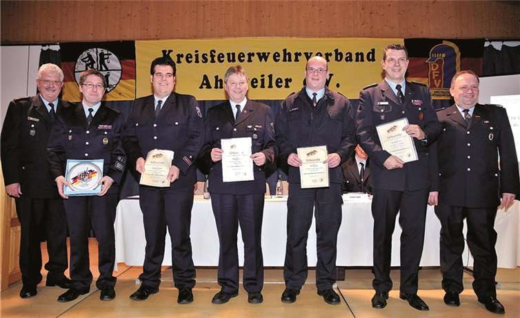 (v.l.) Vorsitzender Eduard Krahe, Michael Zimmermann, Benjamin Bürling, Winfried Kraatz, Dirk Schmitt, Alexander Krahe, stellvertretender Vorsitzender Rolf Genn. UM