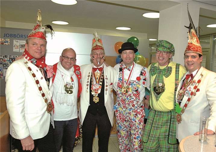 (v.l.) Vorsitzender KG Adenau, Eddy Rausch; Marktbereichsleiter KSK Christoph Frings; Ehrensenator Peter Nett; Volksbank-Direktor Herbert Thelen; Organisator Volksbank Hermann-Josef Ernst und Sitzungspräsident Thomas Sebastian. UM