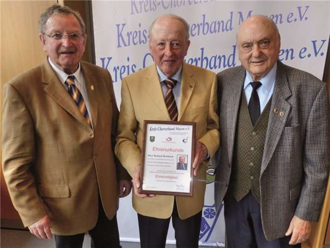 (v.l.) Vorsitzender Peter Weiler, Richard Breitbach als langjähriger ehrenamtlicher Schatzmeister und als neues Ehrenmitglied, Hans Ebert, Ehrenvorsitzender des Kreis-Chorverbandes Mayen. privat