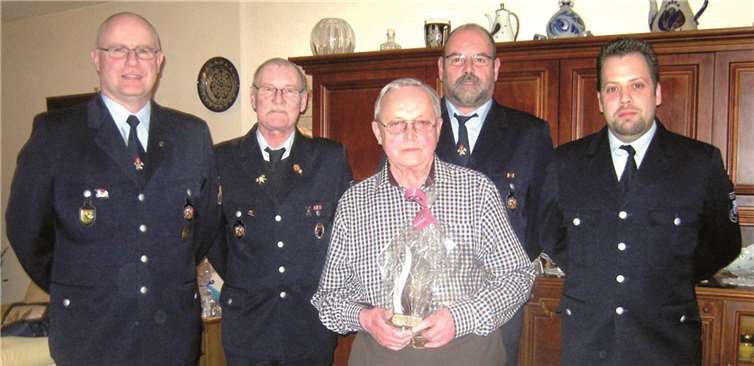 (v.l.) Vorsitzender der Feuerwehrkameradschaft, Helmut Metzler, Friedhelm Metzler, Jubilar Josef Reith, Wolfgang Nett und Stefan Kuhnen.privat