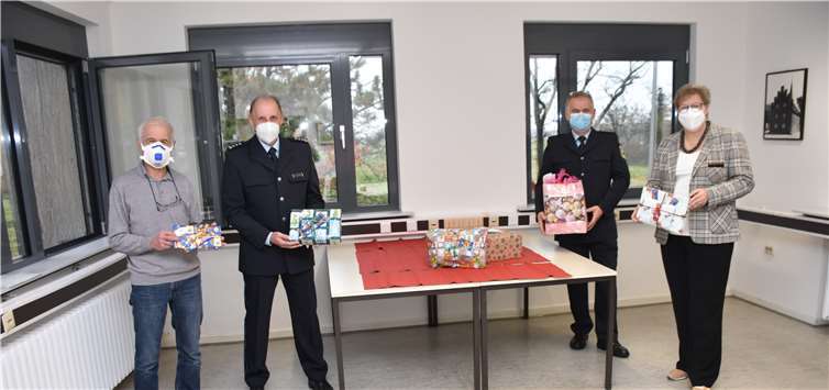 v.l. Vorsitzender der Swisttaler Tafel Jürgen Hein, 1. leitender Polizeihauptkommissar Hans Peter Bauerfeld, Michael Menne von der Stabsstelle für Öffentlichkeitsarbeit, Bürgermeisterin Petra Kalkbrenner.Foto: Alfred Eich