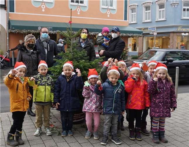 (v.l.) Vorstand Ruth Gelbe, Marktleiter OBI Jörg Thrun, Vorsitzender Oliver Wolf, Schriftführer Christoph Hickisch. Foto: EICH