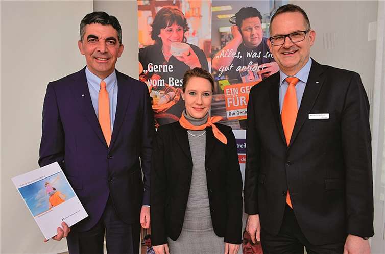 (v.l.) Vorstand Walter Müller, Judith Sauerborn (Leiterin Unternehmenskommunikation) und der Bereichsleiter Vertrieb Werner Birkenheier freuen sich über die gute 2014er Bilanz. Hep