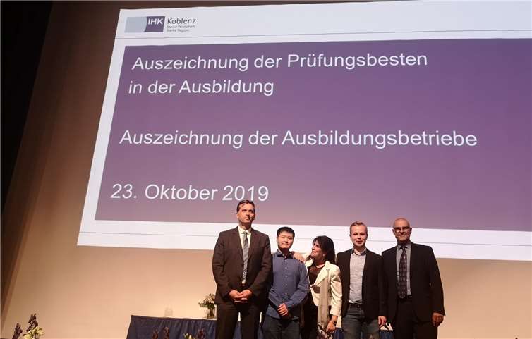 v.l.: Vorstand der SHD AG Hans Pfrommer, Hoai Viet Bui, Ausbildungsleiterin Peggy Kücken, Marcel Hippchen, Thomas Weber als Vertreter der August-Horch-Berufsschule. Foto: privat