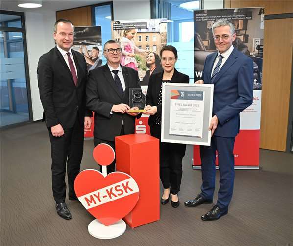 (v.l.) Vorstandsmitglied Christoph Weitzel, Landrat Dr. Alexander Saftig als Vorsitzender des Verwaltungsrats, Judith Sauerborn (Leiterin Unternehmenskommunikation) und Vorstandsvorsitzender Karl-Josef Esch freuen sich gemeinsam über die Auszeichnung mit dem „EIFEL Award für Nachhaltigkeit“ sowie ein wirtschaftlich außerordentlich erfolgreiches Jahr 2023.  Foto: KSK Mayen/Ralph Künzel