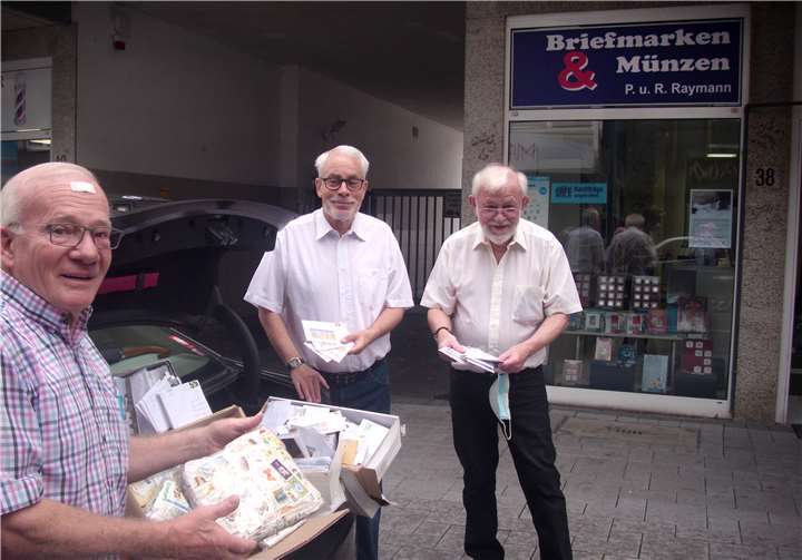v.l.: W. Hammes, S. Rathenow und und R. Raymann beim Verladen der „gewichtigen“ Briefmarkenspende