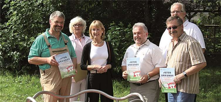 (v.l.) Walter Baum (FBG), Rita Zeitzem (Stadtverwaltung), Bürgermeisterin Marie-Theres Hammes-Rosenstein, Werner Rosenbaum, Hermann Störk und Werner Bastian (alle FBG) bei der Übergabe der Patenschaftsurkunden auf dem Spielplatz „In den Wiesen“.  Privat