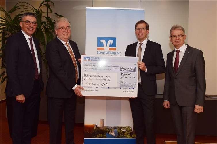 v.l: Walter Müller, Vorstand Volksbank RheinAhrEifel eG & stv. Vorstandsvorsitzender der Bürgerstiftung der Volksbank RheinAhrEifel eG und Bruno Jaeger, Geschäftsführer der Bürgerstiftung bei der symbolischen Scheckübergabe mit Michael C. Kuch, Vorstand VR Bank Rhein-Mosel eG und Andreas Harner, Vorstandssprecher VR Bank Rhein-Mosel eG