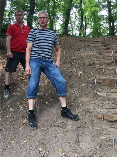 v.l. Wegepaten Frank Seul und Jürgen Riehl setzten die neuen Stufen, die den Aufstieg erleichtern sollen.  Foto: privat