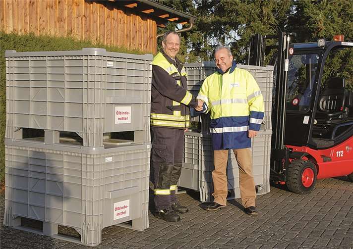 (v.l.) Wehrführer Jörg Spurzem nahm vier große Kunststoffbehälter von Frank Kauth vom RWE-Regionalzentrum Rauschermühle entgegen. privat