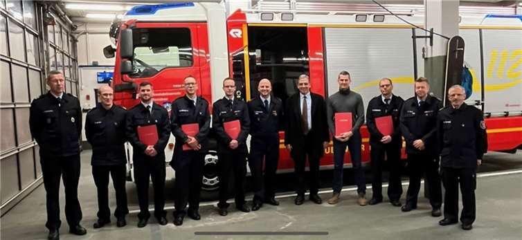 (v.l.) Wehrleiter Jens Weinriefer, stv. Wehrleiter Patrick Weyand, Rene Gravelius, Alexander Fuhrmann, stv. Wehrführer Marcel Simonis, stv. Wehrführer a.D. Axel Winterwerber, Feuerwehrdezernent Andree Stein, Friedrich Sautter, Georg Nattermann, Wehrführer Carsten Stach, Stv. Wehrleiter Hans-Joachim Klimke.  Foto: Marvin Stendebach