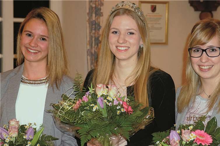 v.l. Weinprinzessin Celine Kölsch, Weinkönigin Carolin Brück und Weinprinzessin Selina Schneiders.privat