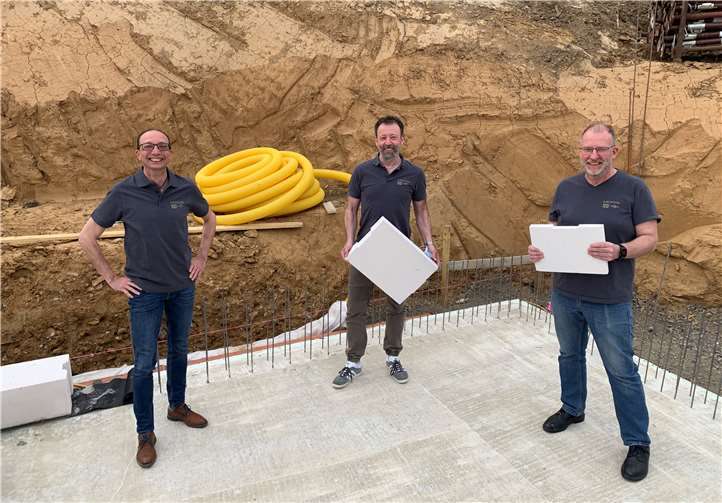 (v.l.) Werksleiter Thomas Falkensteiner, Geschäftsführer Oliver Follmann und Betriebsratsvorsitzender Stefan Schmitz im Rohbau des neuen Gebäudes. Foto: privat