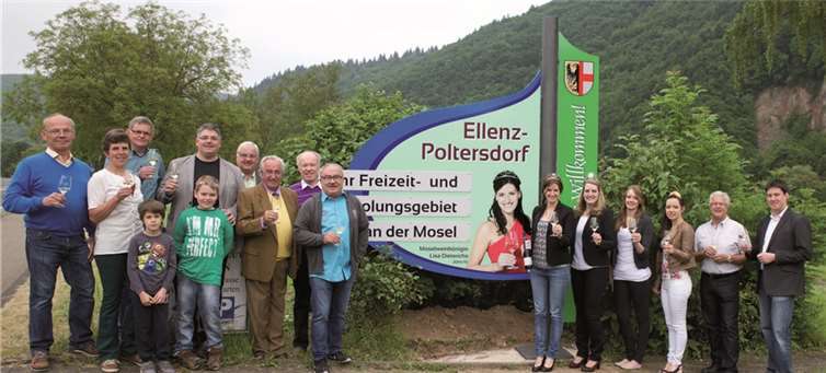 (v.l.): Werner Clemens, Heike Krüger, Peter Klaus, Heinz Dehren, Ernst Fuhrmann, Paul Hammes, Werner Zenzen, Herbert Pies, (v.): Daniel und Hendrik, (r.): Lisa Dieterichs, Marina Lönarz, Corinna Lönarz, Annika Dehren, Dietmar Schausten, Thomas Fischer.Andreas Offinger