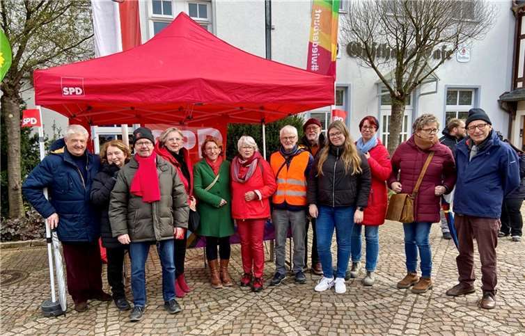(v.l.) Werner Kasel, Ursula Koll, Clemens Konrad, Renate Schmitt, Susanne Müller, Wilma Schneider, Gerhard Lügger, Reinhold Viehoff, Hanna Trocha, Sandra Sebastian-Berthel und Adelheid Trocha.  Foto: Christian Reuther