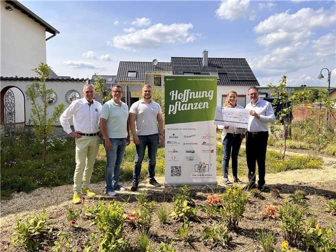 (v.l.) Werner Ollig (Leiter der Gartenakademie RLP a.D.), Volker Jungbluth (Geschäftsführer Jungbluth Nutzfahrzeuge), Marco Waldvogel (Vertriebsleiter bei Singhofener Quarzkieswerk HW Schmitz GmbH & Co. KG), Heike Boomgaarden (Diplom-Ingenieurin Gartenbau) und Michael Nisius (Bereichsleiter Vertriebsmanagement der VR Bank RheinAhrEifel eG).  Foto: VR Bank RheinAhrEifel eG