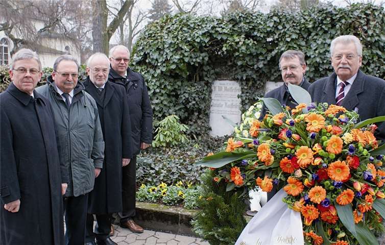 (v.l.) Westerwald Bank-Vorstand Paul-Josef Schmitt, Wolfgang Ebisch von den Hammer Heimatfreunden, Neuwieds Oberbürgermeister Nikolaus Roth, Franz-Jürgen Lacher, Vorstand der VR-Bank Neuwied-Linz, Flammersfelds Bürgermeister Josef Zolk und Werner Böhnke, Vorstandsvorsitzender der WGZ Bank und der im letzten Jahr gegründeten Raiffeisen-Gesellschaft. privat