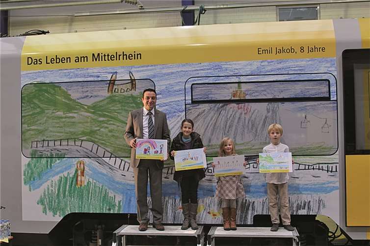 (v.l.) Wigand Maethner, Leiter Marketing, freut sich mit den Gewinnerkindern Lea, Emma Lilli und Emil Jakob.MittelrheinBahn