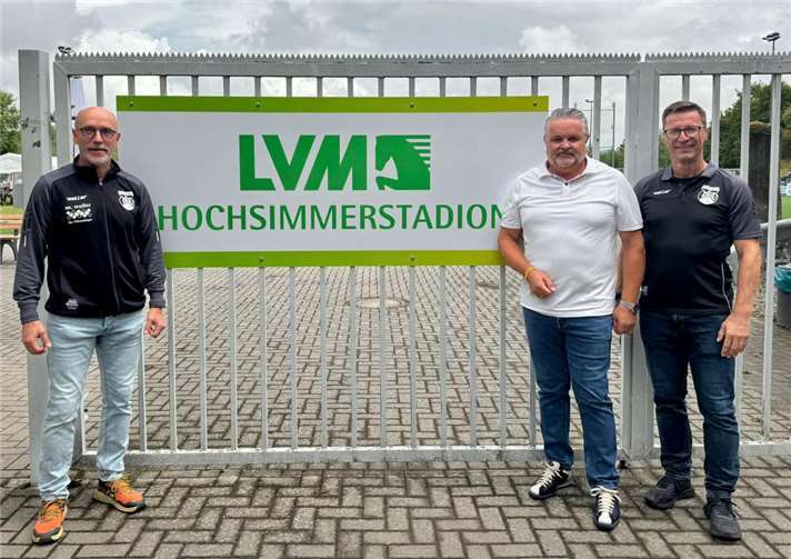 Neuer Hauptsponsor für das Hochsimmerstadion  (v.l.) Willi Monreal (2. Vorsitzender des JSV Ettringen), Martin Winninger (LVM Versicherung) sowie Dieter Schäfer (1. Vorsitzender des JSV Ettringen).  Foto: privat