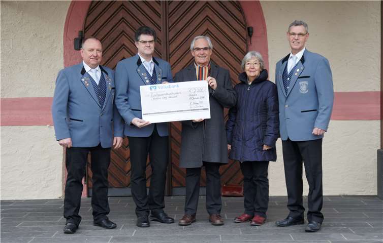 (v.l.): Willi Weiler, Ralf König, Herr und Frau Diehl und Reinhold Reif. Musikverein Urmitz