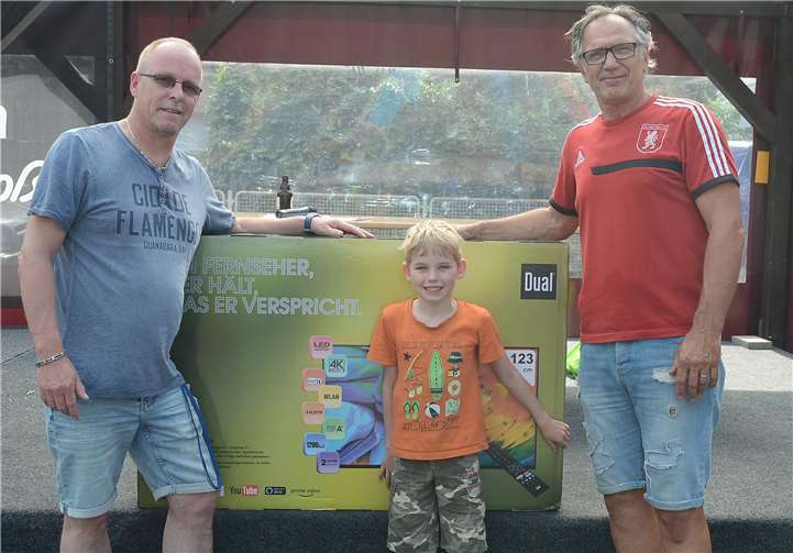 (.v.l.) Willie Hamminga, Eric Deurer und Alfons Schmitt (SV Rot-Weiß Mayschoß) bei der Preisübergabe.