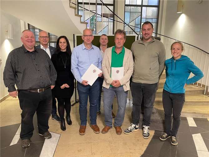 (v.l.) Wolfgang Goeken, Oberbürgermeister Dirk Meid, Jasmin Alter, Sierk Stern, Frank Reicherts, Norbert May, Sascha Reiff und Ina Rüber-Teke.  Foto: Sarah Gördes/Stadt Mayen