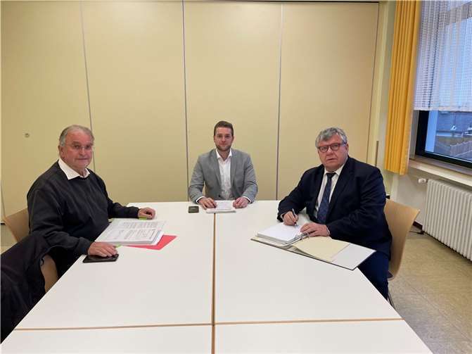 v.l.: Wolfgang Latz, ehemaliger Schulleiter und Mitglied im Kreis-Schulträgerausschuss, SPD-Bundestagsabgeordneter Martin Diedenhofen, Michael Mahlert, stellvertretender SPD-Kreisvorsitzender.Foto: SPD