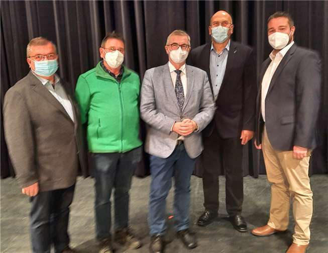 (v.l.) Wolfgang Ringat vom Aufbaustab Mayschoß, Vertreter der Ahr-Gemeinde Rech, Gerhard Schreier, Schirmherr und Landrat Dr. Alexander Saftig, Ettringer Ortschef Werner Spitzley und der Landtagsabgeordnete Torsten Welling.