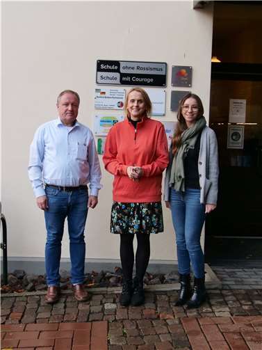 (v.l.) Wolfgang Schäfer (MINT-EC-Koordinator KuBa-Gym), Christiane Hofmann (Schulleiterin KuBa-Gym) und Andrea Micic (Lehrerin BG/BRG Gmunden).  Foto: privat