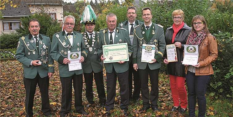 vl Wolfgang Schäfer, Manfred Zerwas 2. der Vereinsmeisterschaft, König Christoph Schäfer, Hans - Peter Seger 25 Jahre Mitglied, Markus Evertz 20 Jahre Mitglied, Jochen Zerwas Brudermeister und Vereinsmeister, Irene Zerwas 25 Jahre Mitglied, Melanie Zerwas - 3. der Vereinsmeisterschaft.Rü
