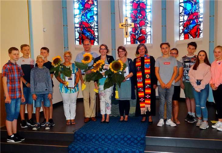 v.l. die Jubilare Tanja Backenecker, geb. Vetter, Volker und Sandra Pütz, Claudia Gieraths, geb. Fleckhaus und Pfarrerin Elisabeth Reuter im Kreise der Konfirmandinnen und Konfirmanden.Foto: privat